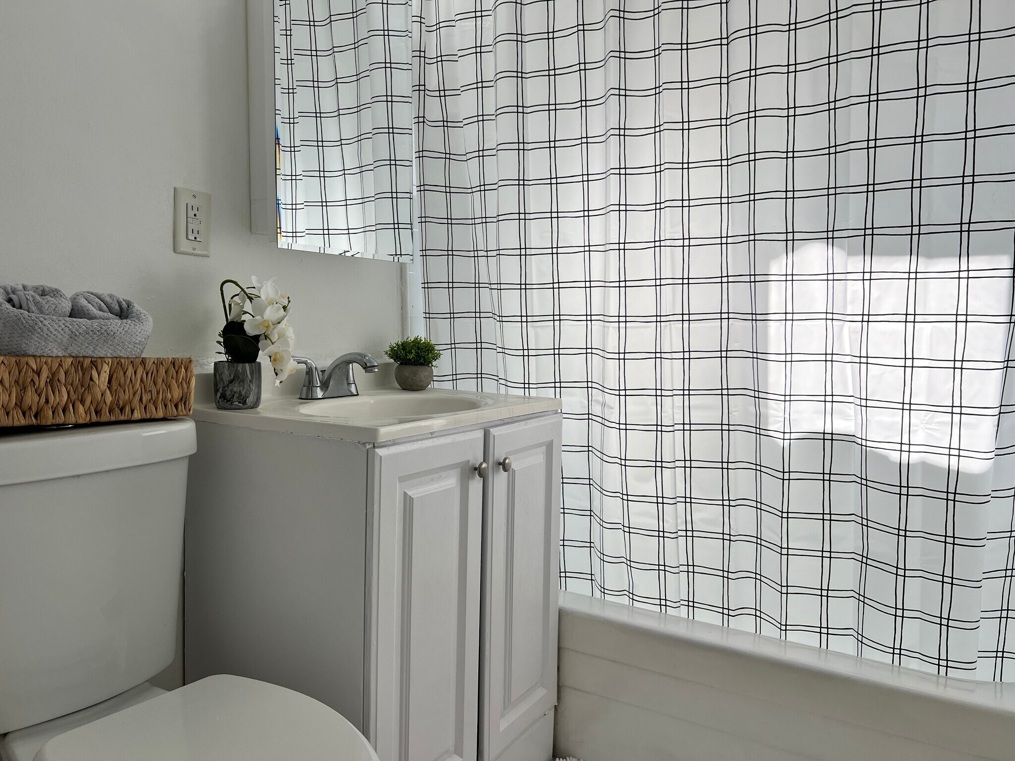 Building Photo - 1330 S Wilton Pl