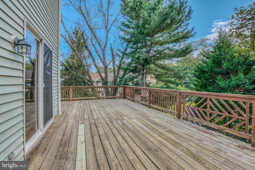 Back Oversized Deck - 9909 Maidbrook Rd