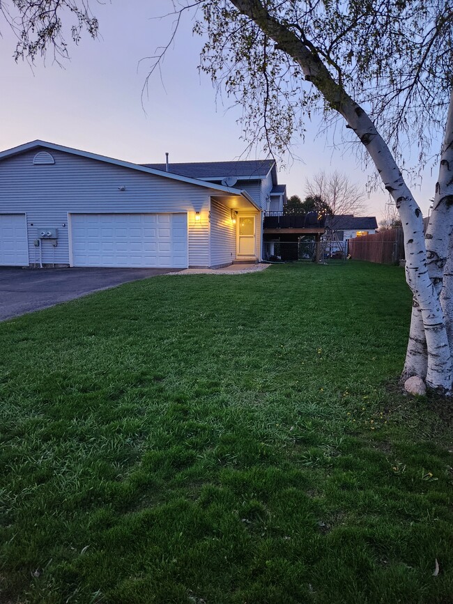 Building Photo - 301 Appleblossom Ln