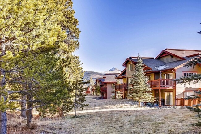 Building Photo - Heat included!  1 car garage!  Vaulted Cei...