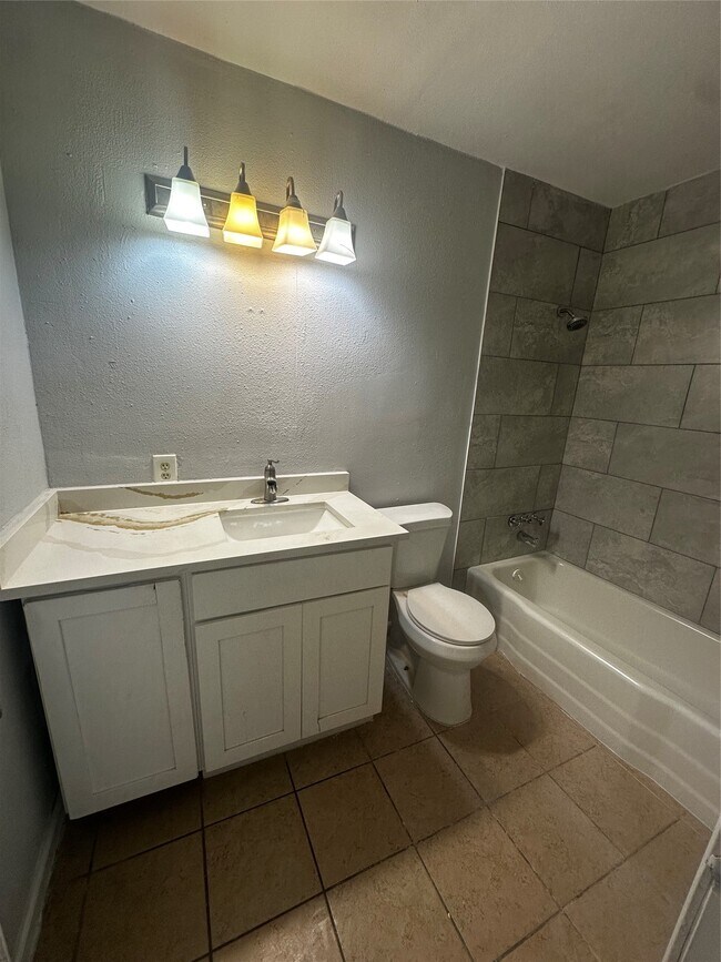 Building Photo - 8110 Albacore Dr