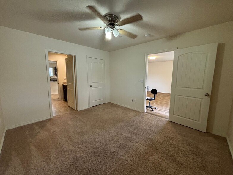 Building Photo - 12828 Shawnee