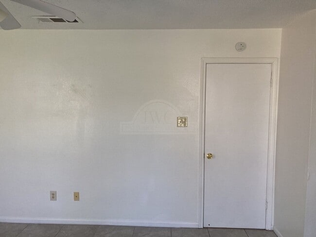 Building Photo - 2405 Bermuda Dr