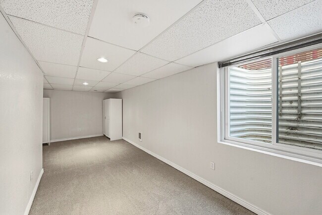 Building Photo - $2,595.95, 5 bed, 3.5 bath with a fenced back yard