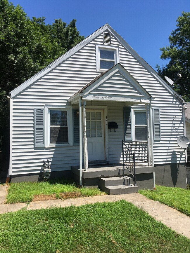 Building Photo - Spacious 3BR/2BA Home off of Taylor Blvd