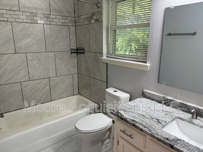 Building Photo - 3601 Oakwood Dr