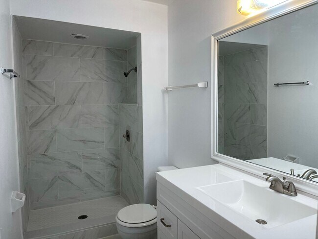 Building Photo - Charming 3 Bedroom/ 2.5 Bath Town Home for...