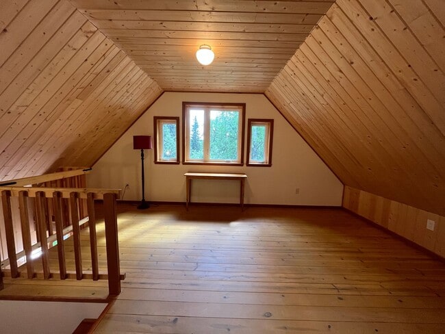Building Photo - Cute, dog friendly cabin in Goldstream