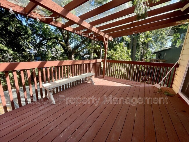 Building Photo - 324 SE 30th Ave