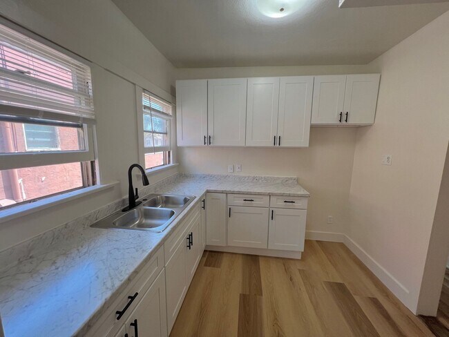 Building Photo - *Available Now! 1 Bedroom Apartment Walkin...