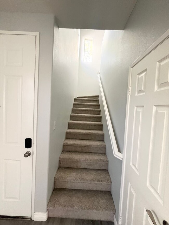 Building Photo - Beautiful 3 bedroom 2.5 bathroom home is M...