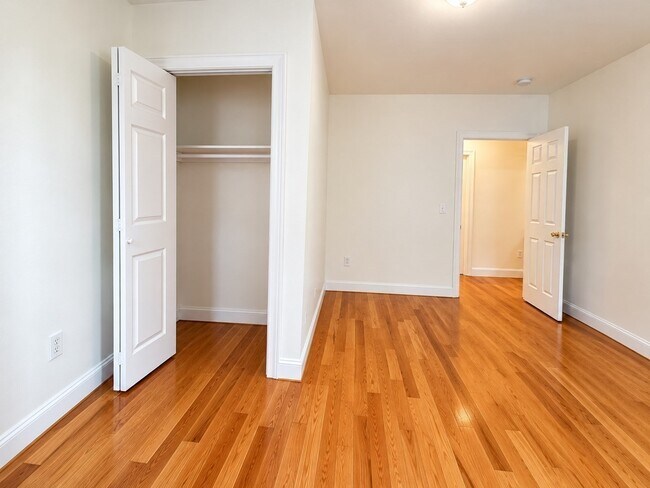 Building Photo - 13 Hendry St