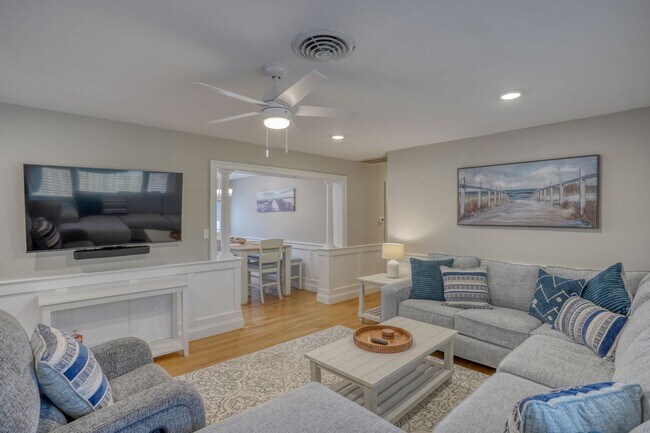 Building Photo - Off Season Furnished 3BR/2BA Home – Dog Fr...