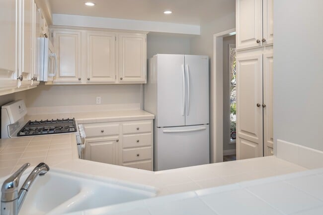 Building Photo - Spacious Downtown 2 bed/ 2.5 bath Condo - 2 blocks from Cottage!