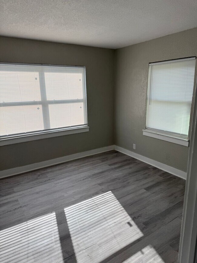 Building Photo - Newly Renovated 2.2 with Den - view of can...
