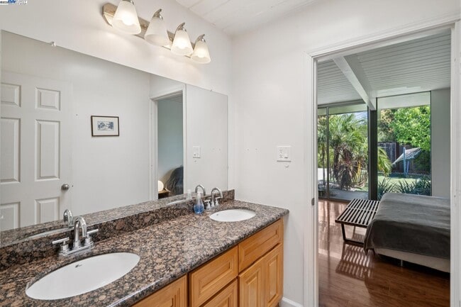 Building Photo - 3767 Gainsborough Dr