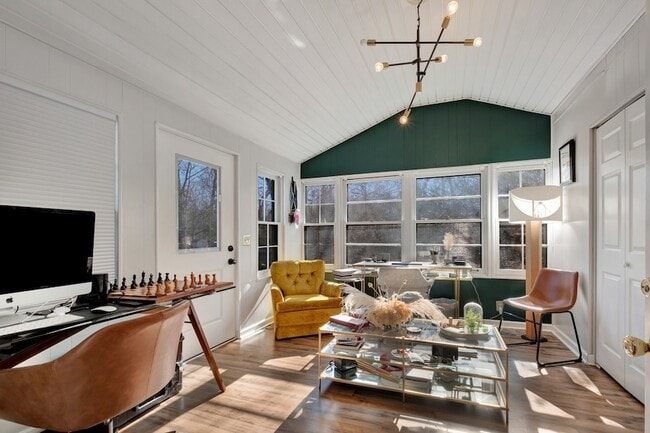 Building Photo - 3221 Cloverwood Dr