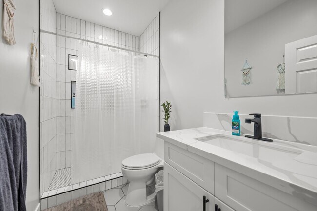 Building Photo - Spacious turfed yard!