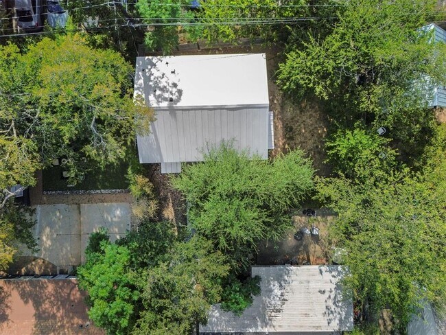 Building Photo - 3206 Larry Ln