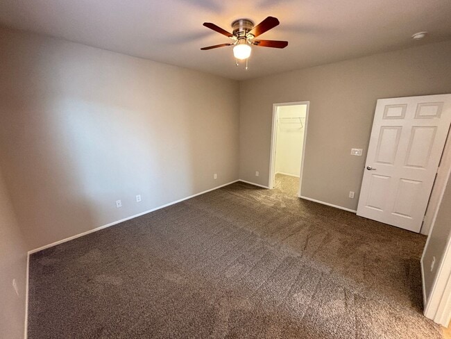 Building Photo - Gorgeous 6Bed/5Bath/4Car, 2-Story Home located in the Mountains Edge