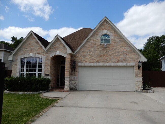 Building Photo - 13531 Russ Dr