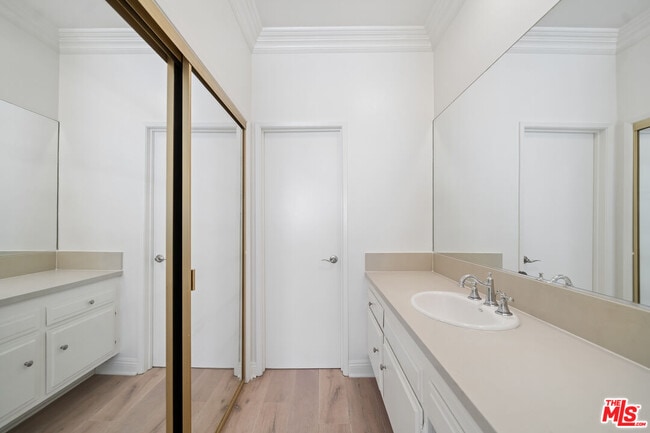 Building Photo - 333 S Elm Dr