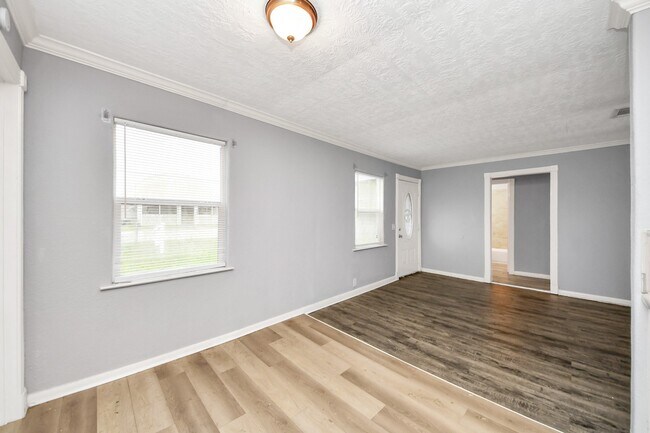 Building Photo - 6817 Anderson St