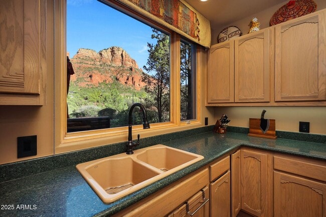 Building Photo - FULLY FURNISHED SEDONA DREAM HOME AWAITS