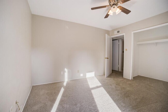 Building Photo - 2822 Canary Ln
