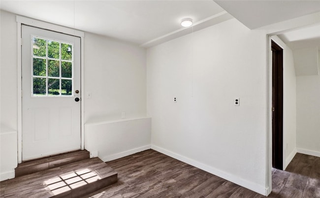 Building Photo - Spacious 4 Bedroom, 2 Bathroom Home