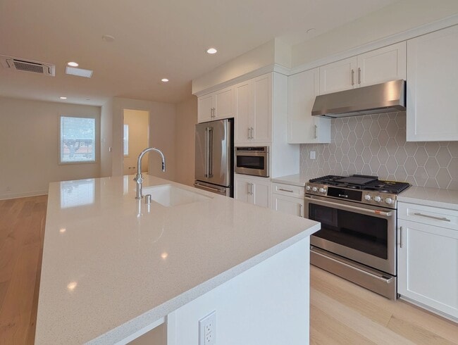 Building Photo - Modern coastal living on Main Street, Huntington Beach!