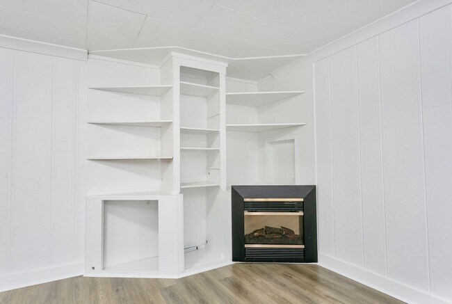 Building Photo - 2BR Upstairs Unit with Mountain Views & Private Yard – Tacoma Living at Its Best