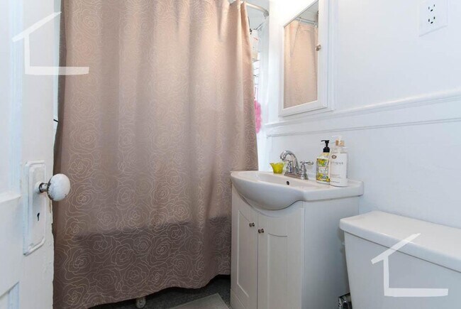 Building Photo - Spacious 2 bed in Allston.... Don't miss out!