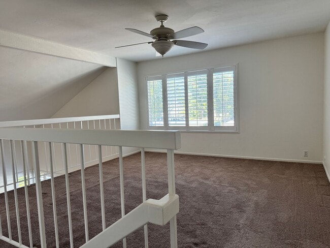 Building Photo - Beautiful bright townhome in Tierrasanta