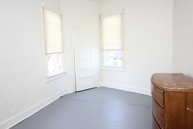 Building Photo - Spacious 5BD/1BA Remington Home w/ W/D! Available 8/14