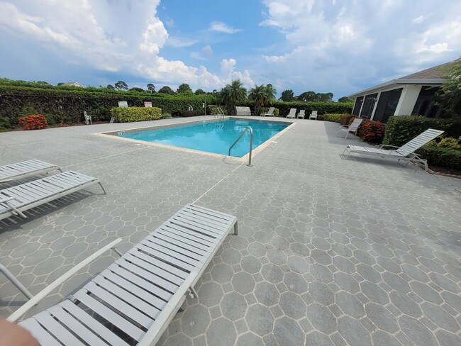 Building Photo - 134 Lakepointe Cir