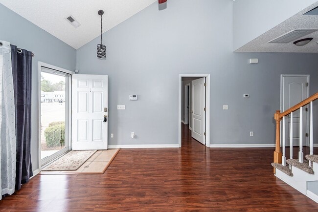 Building Photo - 3 Bedroom, 2.5 Bathroom Townhome in Lakes of Summerville - Summerville