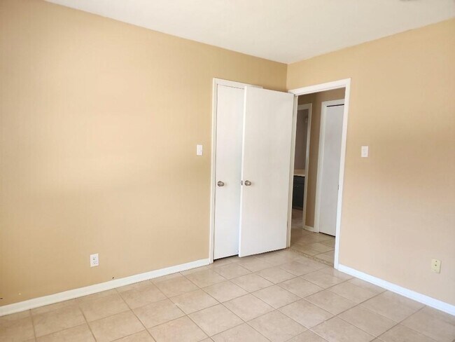 Building Photo - 807 Country Club Rd