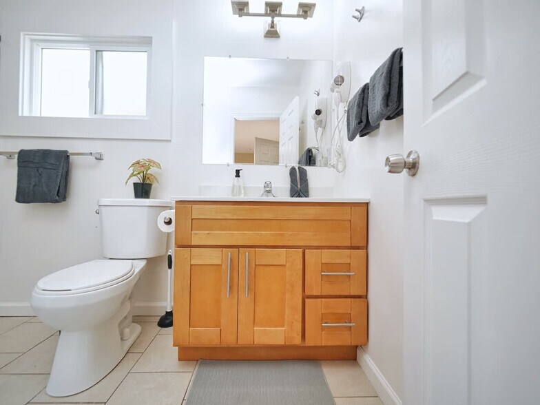 Building Photo - 2314 Bonar St