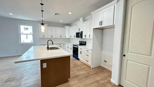 Building Photo - 6216 W Sierra Vista Dr