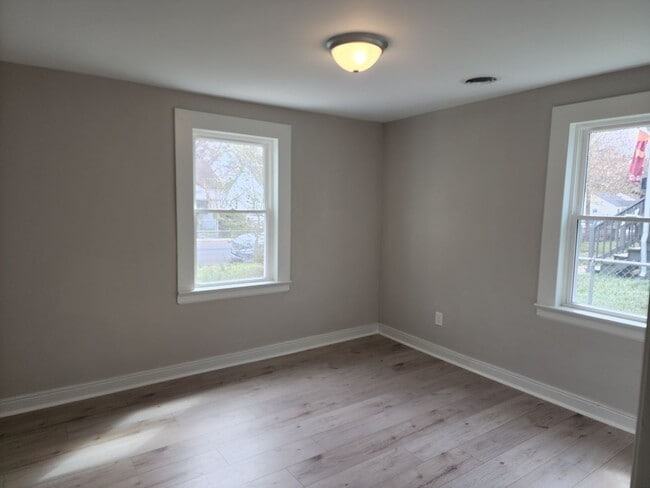 Building Photo - Updated and Remodeled 2 Bedroom, 1 bath in Desirable Location!