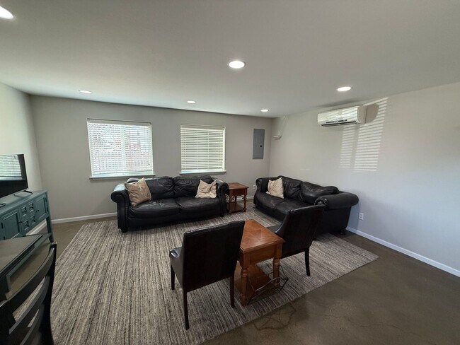 Building Photo - Nowells Subdivision Town Homes - Fully Furnished and Utilities Included