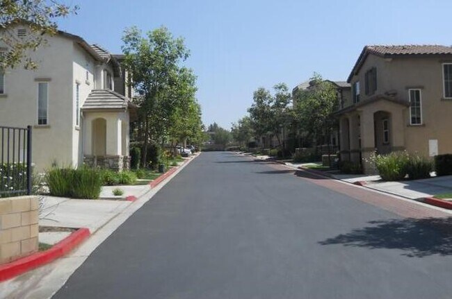 Building Photo - 1686 Goldenrod Ave