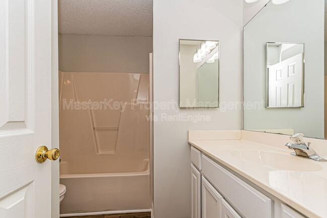 Building Photo - 112 Burt St