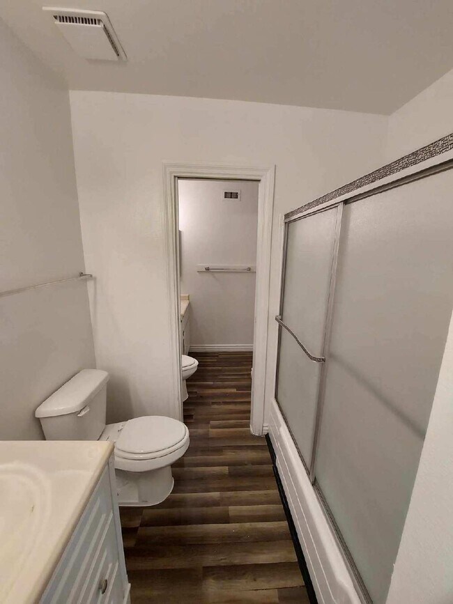 Building Photo - Upstairs 2BD/1.5BA Condo with Washer/Dryer...
