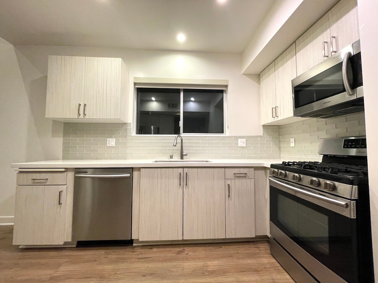 Building Photo - 6143 Fountain Ave