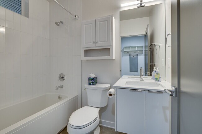 Building Photo - Luxury Capitol Hill Townhome Available Now!