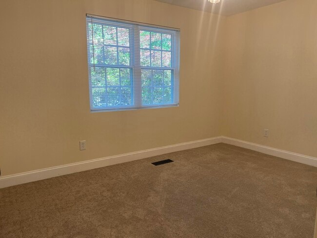 Building Photo - 110 Miller St