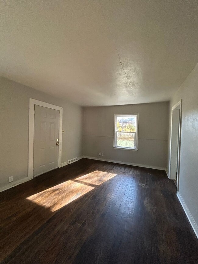 Building Photo - Charming 2-Bedroom, 1-Bathroom Home – $1,2...