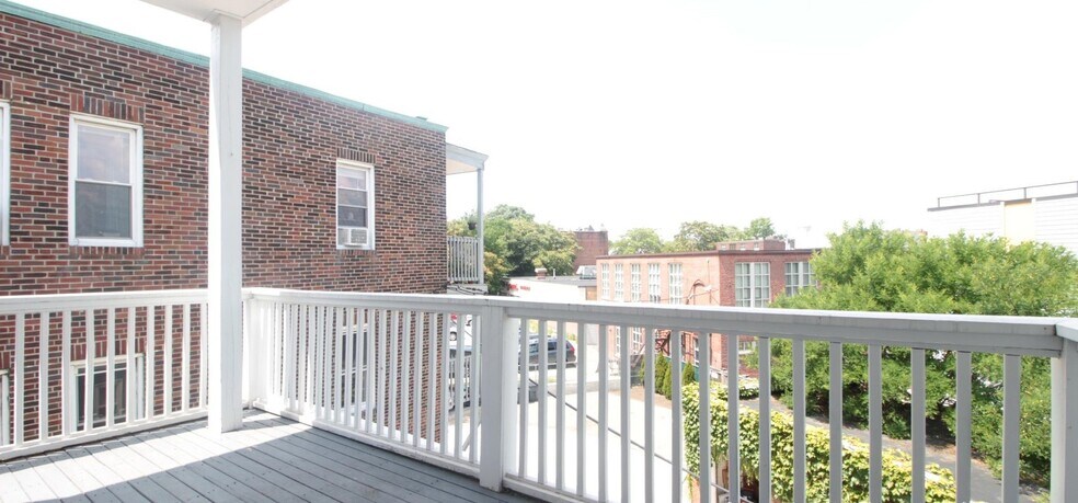 Building Photo - 1433 Cambridge St